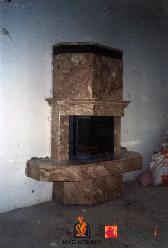 Встроенный камин с мраморной облицовкой на фасаде (арт. ПФ0161)