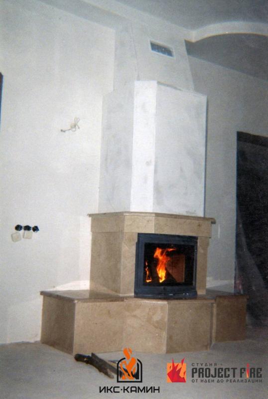 Фронтальный камин с мраморной облицовкой и французской топкой (арт. ПФ0160)